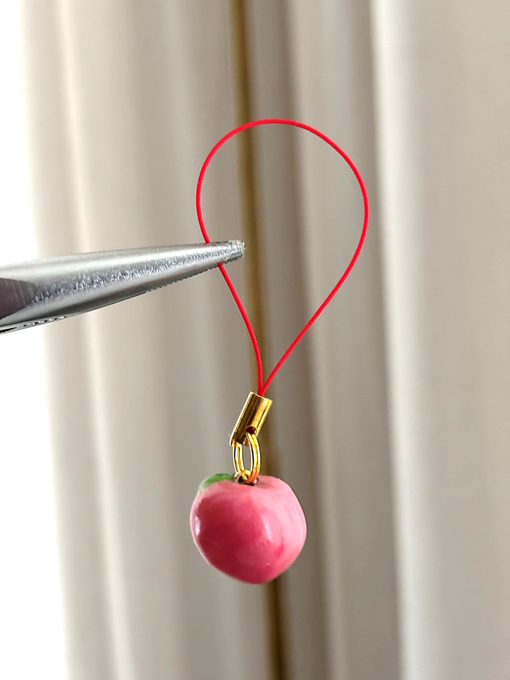 Puhelinkoru Peachy S / punainen lenkki